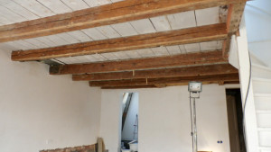 Binnenschilderwerk houten balken aan plafond - Oude verf verwijderen