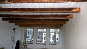 Binnenschilderwerk houten balken aan plafond - Oude verf verwijderen