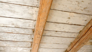 Binnenschilderwerk houten balken aan plafond - Oude verf verwijderen